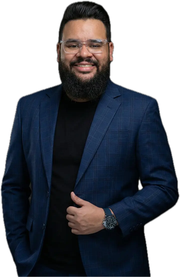 Lucas Jesus, de óculos e blazer azul, sorrindo